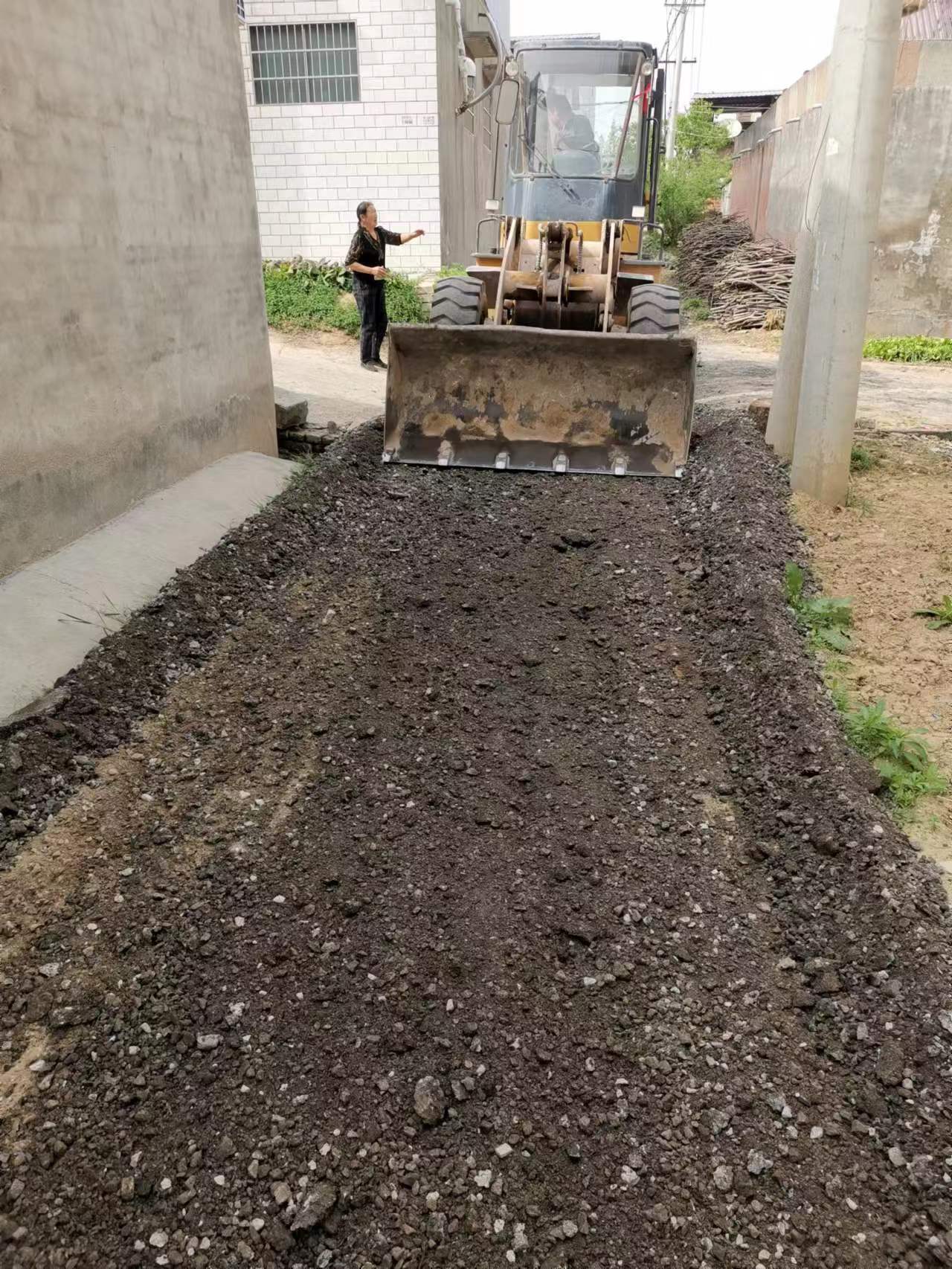 心系群众办实事 平整路面暖人心